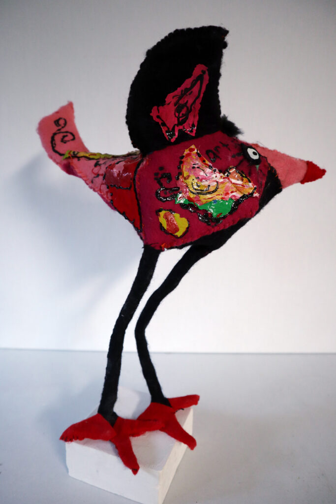 Vogel rot mit Malerei und schwarzem Pelz auf dem Flügel
